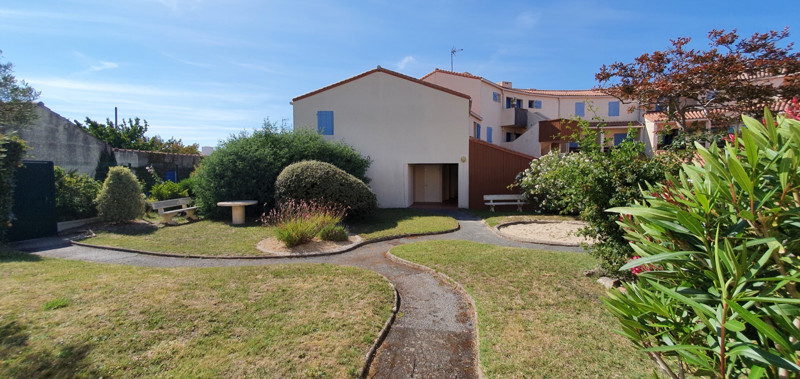 B27's larger terraced garden with lawn and planting