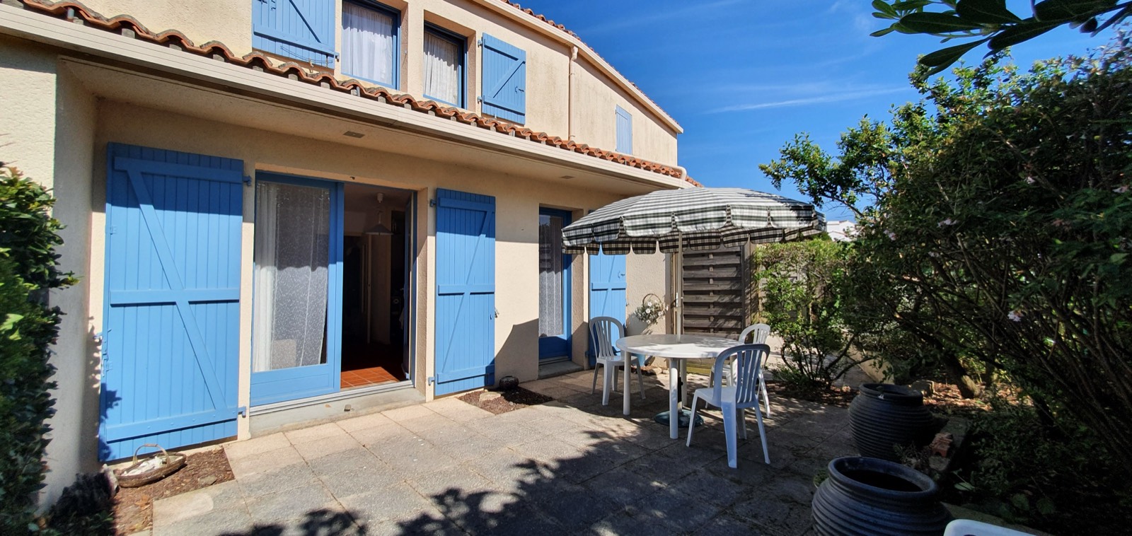 B27's terrace with table and parasol