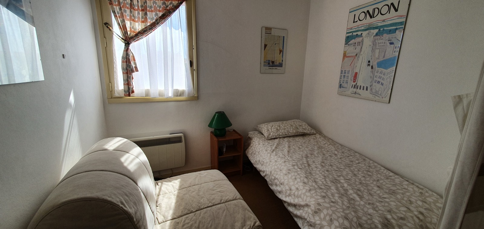 The twin bedroom in B27