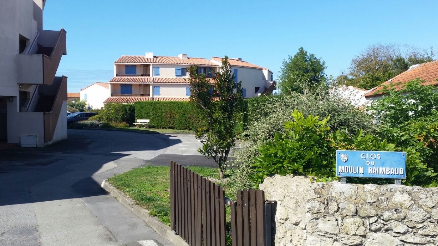 The entrance to the Clos du Moulin Raimbault, with its sign and the residence beyond