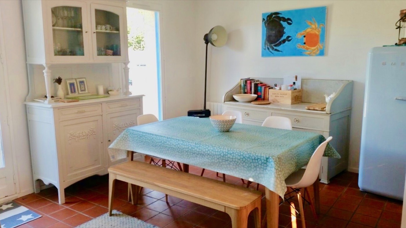 The living and dining room in B26