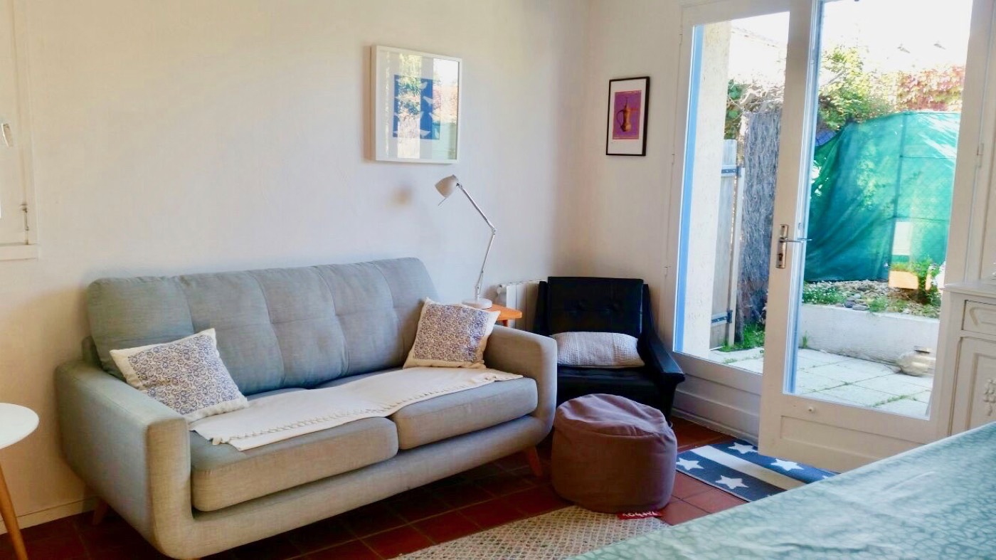 The lounge area in B26