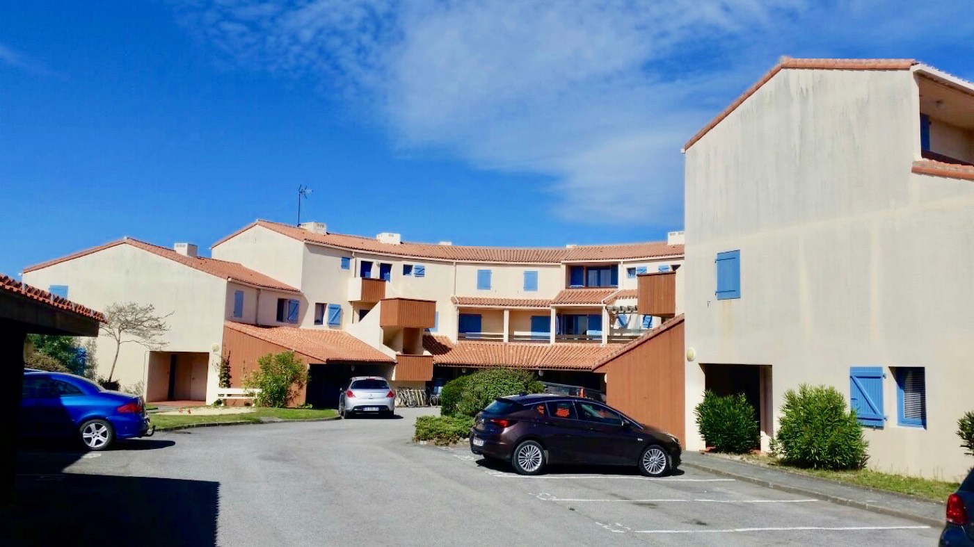 The Clos du Moulin Raimbault residence around its quiet parking court