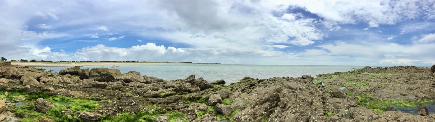 Plage de la Luzéronde at low tide, looking across the rocks