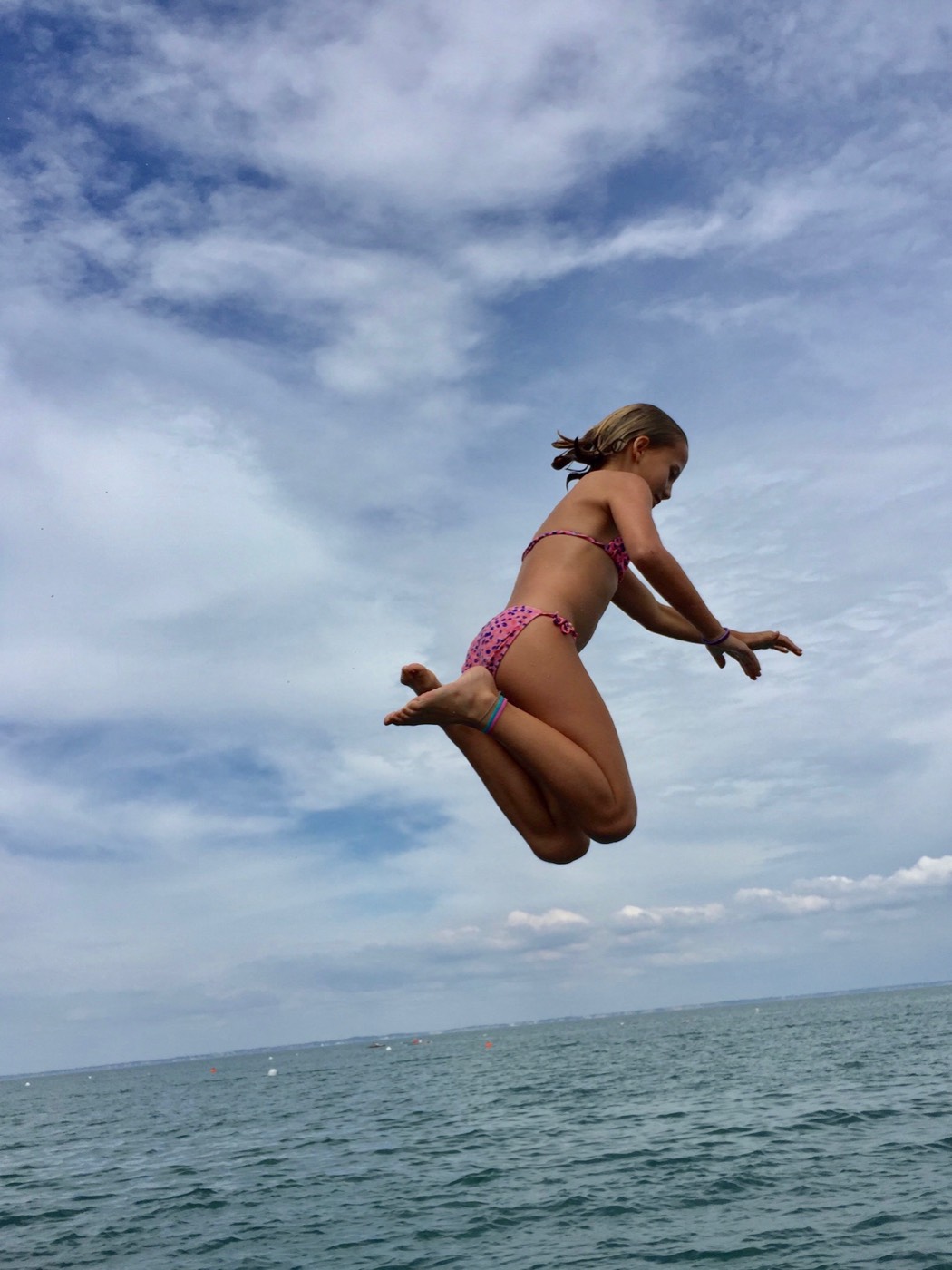 Children pier-jumping at Plages des Dames